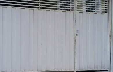 Imagem: A casa possui 2 Dormitórios, 2 Banheiros, 2 Vagas na garagem