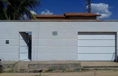 Imagem: A casa possui 3 Dormitórios, 2 Vagas na garagem, 200m² de