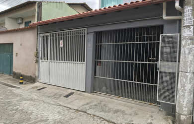 Imagem: A casa possui 2 Dormitórios, 1 Banheiro, 1 Vaga na garagem