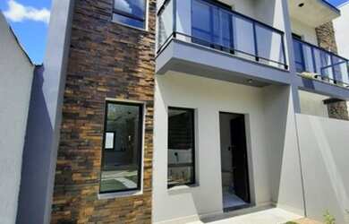 Imagem: A casa possui 3 Dormitórios, 1 Banheiro, 2 Vagas na garagem