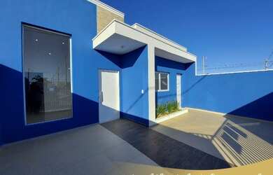 Imagem: A casa possui 3 Dormitórios, 1 Banheiro, 2 Vagas na garagem