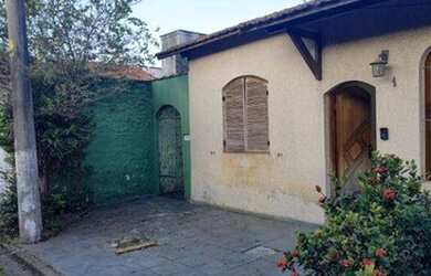 Imagem: A casa possui 2 Dormitórios, 1 Banheiro, 2 Vagas na garagem