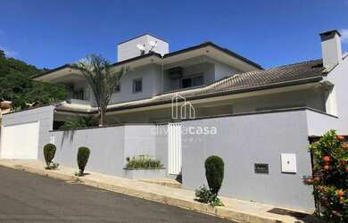 Imagem: A casa possui 4 Dormitórios, 3 Banheiros, 2 Vagas na garagem