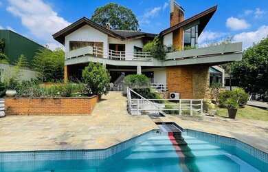 Imagem: A casa em condomínio possui 4 Dormitórios, 5 Banheiros, 850m²