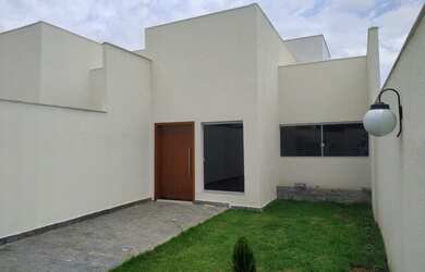 Imagem: A casa possui 3 Dormitórios, 2 Banheiros, 3 Vagas na garagem