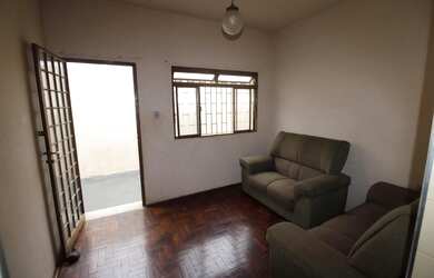 Imagem: A casa possui 4 Dormitórios, 2 Banheiros, 5 Vagas na garagem