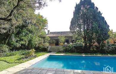 Imagem: A casa em condomínio possui 4 Dormitórios, 4 Banheiros, 2