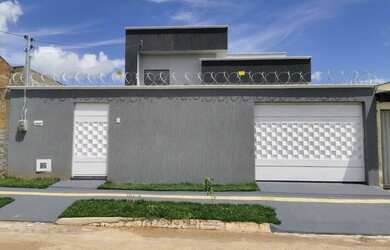 Imagem: A casa possui 3 Dormitórios, 2 Banheiros, 2 Vagas na garagem