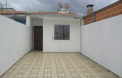 Imagem: A casa possui 2 Dormitórios, 1 Banheiro, 1 Vaga na garagem