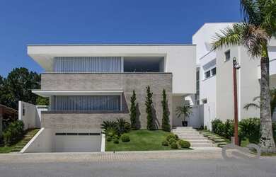 Imagem: A casa em condomínio possui 4 Dormitórios, 5 Banheiros, 2