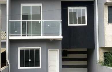 Imagem: A casa possui 3 Dormitórios, 1 Banheiro, 1 Vaga na garagem