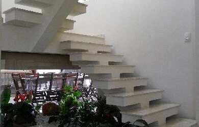 Imagem: A casa possui 4 Dormitórios, 4 Banheiros, 5 Vagas na garagem