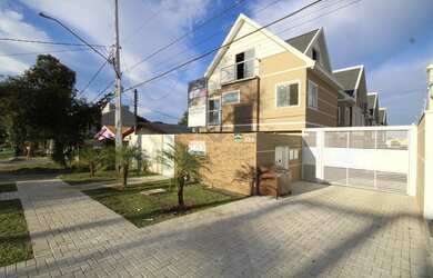 Imagem: A casa possui 3 Dormitórios, 4 Banheiros, 2 Vagas na garagem