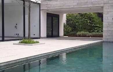 Imagem: A casa em condomínio possui 5 Dormitórios, 5 Banheiros, 5