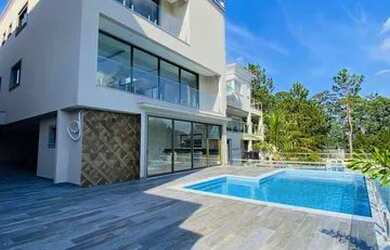 Imagem: A casa possui 4 Dormitórios, 5 Banheiros, 5 Vagas na garagem