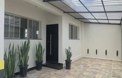 Imagem: A casa possui 2 Dormitórios, 1 Banheiro, 2 Vagas na garagem