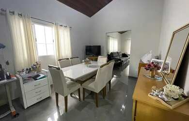 Imagem: A casa possui 3 Dormitórios, 2 Banheiros, 3 Vagas na garagem