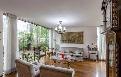 Imagem: A casa possui 4 Dormitórios, 5 Banheiros, 4 Vagas na garagem