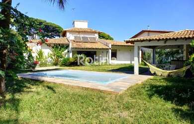 Imagem: A casa possui 4 Dormitórios, 5 Banheiros, 4 Vagas na garagem