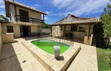 Imagem: A casa possui 3 Dormitórios, 1 Banheiro, 2 Vagas na garagem