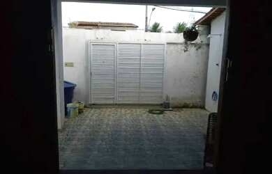 Imagem: A casa possui 3 Dormitórios, 1 Banheiro, 1 Vaga na garagem