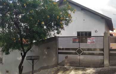 Imagem: A casa possui 3 Dormitórios, 3 Banheiros, 1 Vaga na garagem