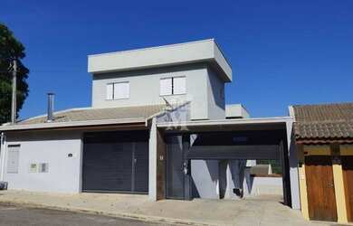 Imagem: A casa possui 3 Dormitórios, 1 Banheiro, 2 Vagas na garagem