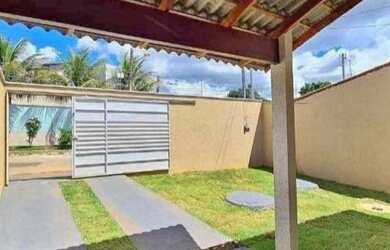 Imagem: A casa possui 3 Dormitórios, 1 Banheiro, 2 Vagas na garagem