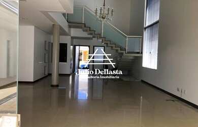 Imagem: A casa possui 4 Dormitórios, 5 Banheiros, 4 Vagas na garagem