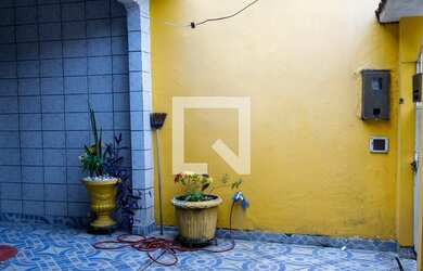 Imagem: A casa possui 2 Dormitórios, 1 Banheiro, 1 Vaga na garagem