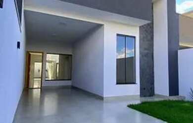 Imagem: A casa possui 3 Dormitórios, 2 Banheiros, 2 Vagas na garagem