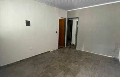 Imagem: A casa possui 2 Dormitórios, 1 Banheiro, 2 Vagas na garagem