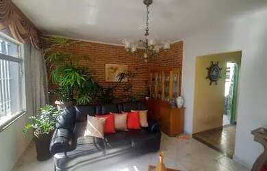 Imagem: A casa possui 3 Dormitórios, 2 Banheiros, 4 Vagas na garagem