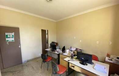 Imagem: A casa possui 3 Dormitórios, 1 Banheiro, 1 Vaga na garagem