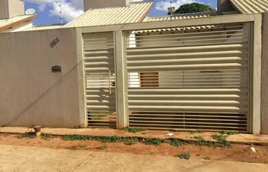 Imagem: A casa possui 2 Dormitórios, 1 Banheiro, 1 Vaga na garagem