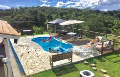 Imagem: A casa possui 4 Dormitórios, 5 Vagas na garagem e está localizado