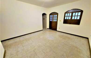 Imagem: A casa possui 3 Dormitórios, 2 Banheiros e 120m² de Área