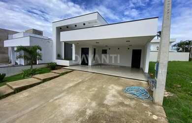 Imagem: A casa em condomínio possui 3 Dormitórios, 1 Banheiro, 4 Vagas