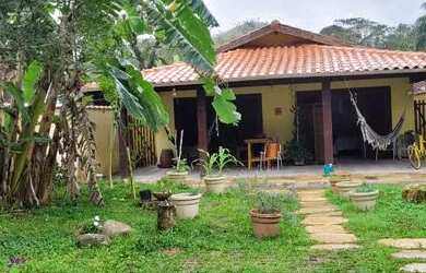 Imagem: A casa possui 3 Dormitórios, 2 Banheiros, 2 Vagas na garagem