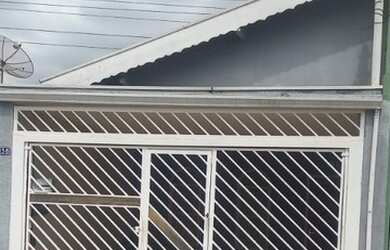 Imagem: A casa possui 2 Dormitórios, 1 Banheiro, 2 Vagas na garagem