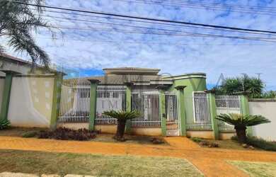 Imagem: A casa possui 4 Dormitórios, 5 Banheiros, 5 Vagas na garagem