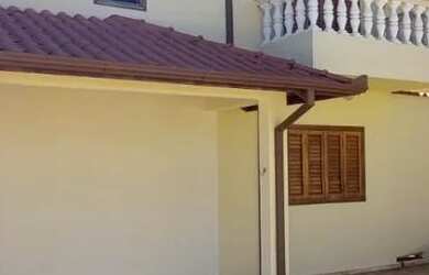 Imagem: A casa possui 3 Dormitórios, 5 Banheiros, 2 Vagas na garagem