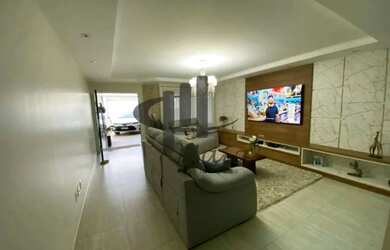 Imagem: A casa possui 4 Dormitórios, 2 Banheiros, 3 Vagas na garagem