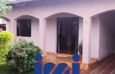 Imagem: A casa possui 4 Dormitórios, 2 Banheiros, 2 Vagas na garagem