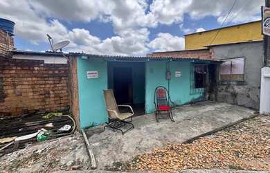 Imagem: A casa possui 2 Dormitórios, 1 Banheiro, Varanda e está localizado