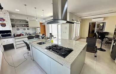 Imagem: A casa em condomínio possui 4 Dormitórios, 3 Banheiros, 2