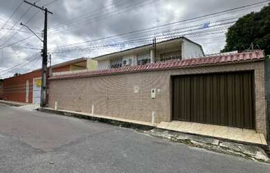 Imagem: A casa possui 3 Dormitórios, 2 Banheiros, 3 Vagas na garagem