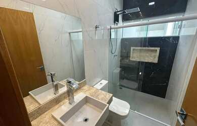 Imagem: A casa possui 3 Dormitórios, 2 Banheiros, 142m² de Área e