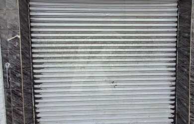 Imagem 13: Salão comercial com 2 banheiros e porta de aço