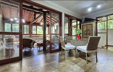 Imagem: A casa em condomínio possui 5 Dormitórios, 5 Banheiros, 3